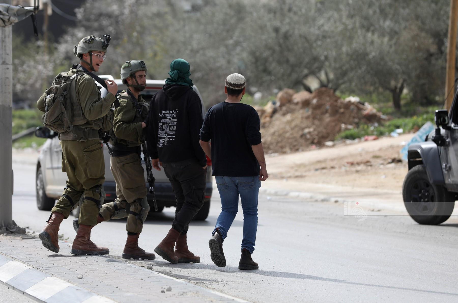 المستوطنون يشنون اعتداءات إرهابية في بلدة حوارة بحماية من جيش الاحتلال الإسرائيلي (تصوير: أيمن النوباني/وفا)